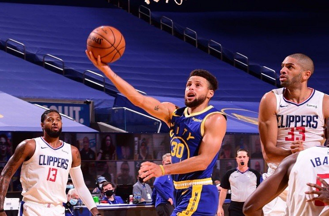  库里三分雨，勇士逆转太阳登顶西部  